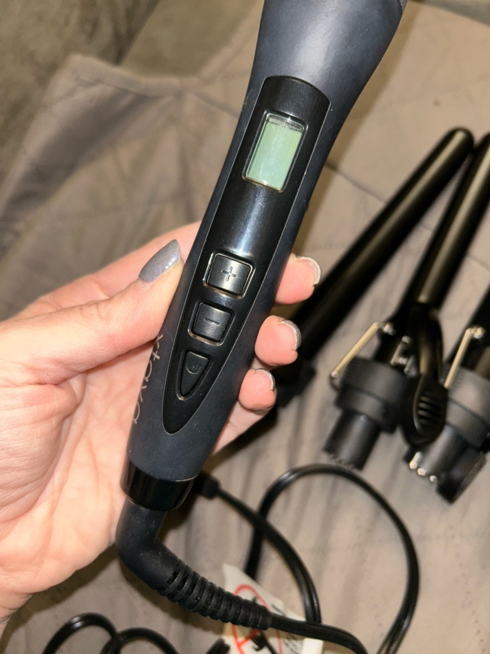 Xtava Black 4-in-1 Interchangeable Curling Wand Set - Black - Picture 6 of 7